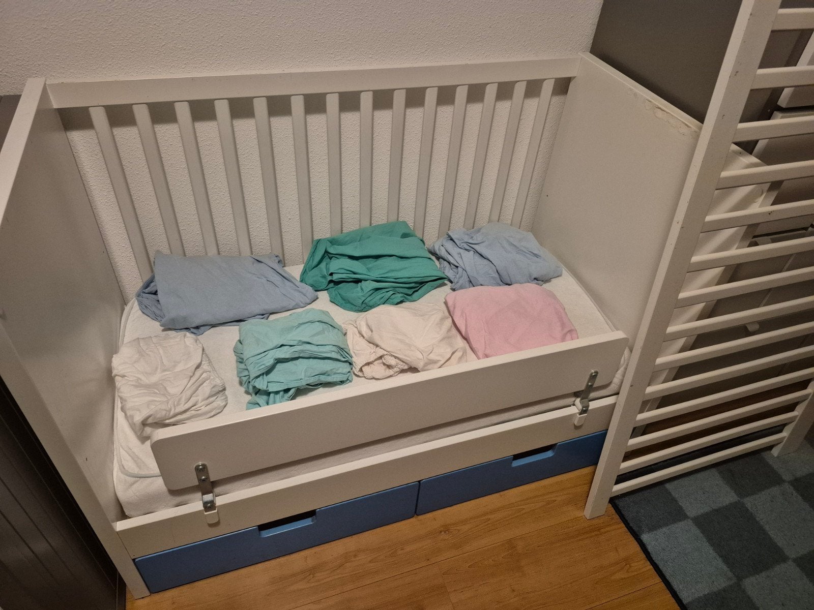 IKEA Stuva Baby Bed (incl. Mattress, Guard Rail & Sheets), Ophalen, Gebruikt, Ledikant