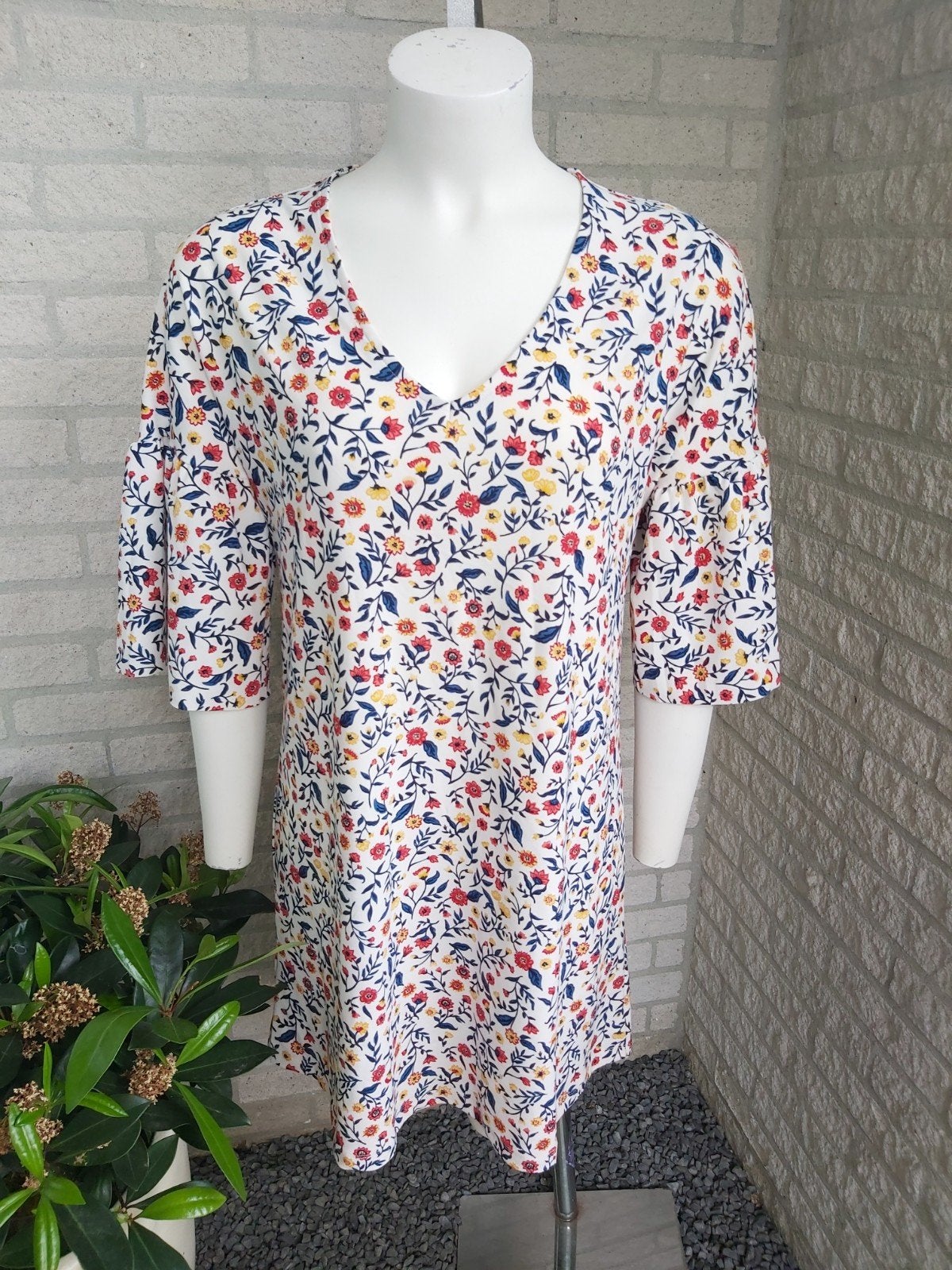 Jurk met bloemen van Mango maat S, Mango, Wit, Nieuw, Ophalen of Verzenden