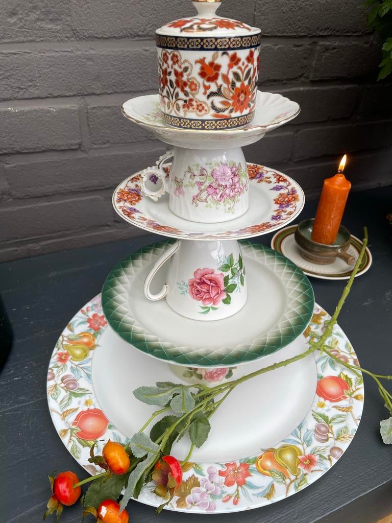 Unieke Handgemaakte Etagere van Vintage Servies, Ophalen, Zo goed als nieuw