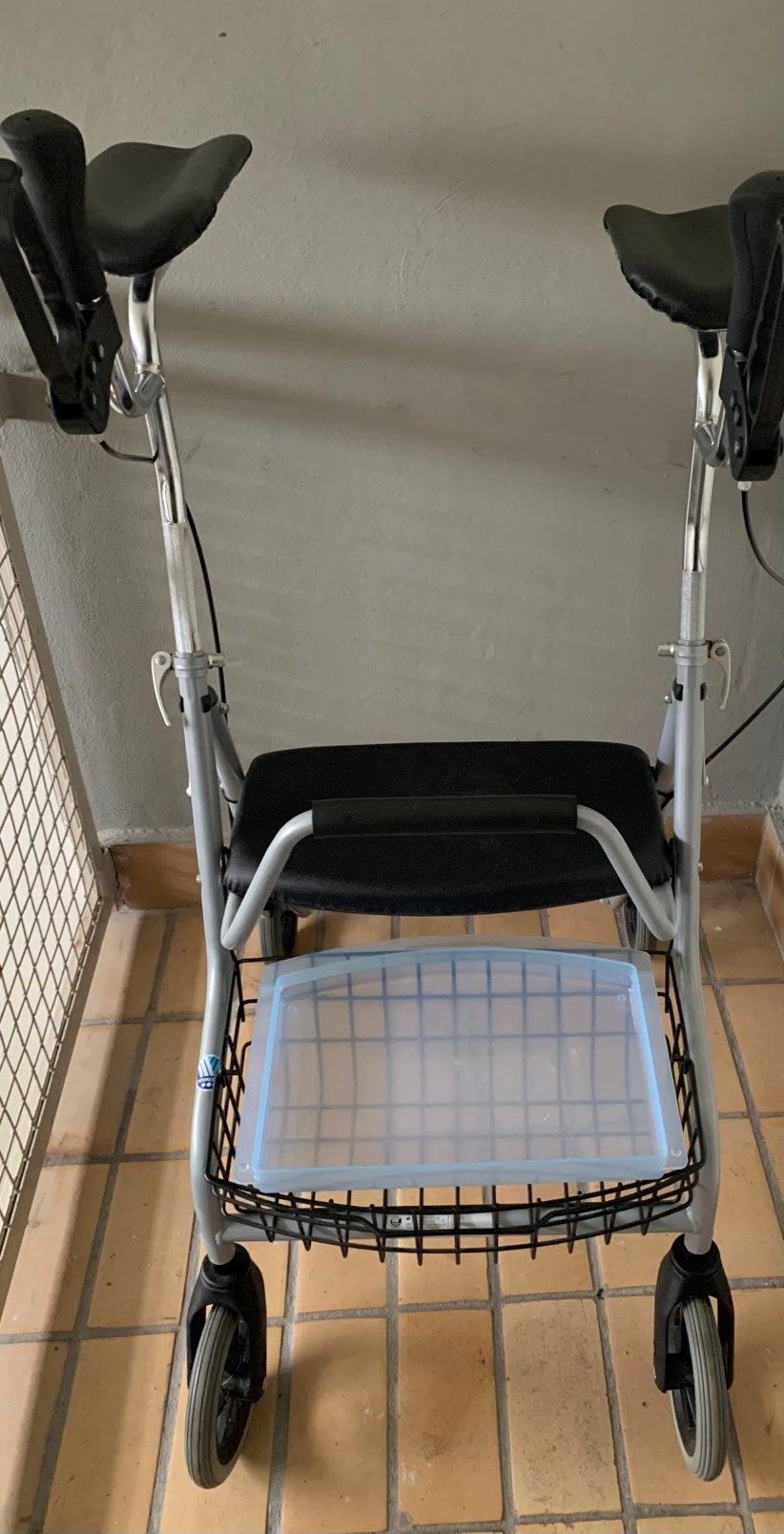 Nieuw rollator met armsteunnen, Ophalen of Verzenden, Zo goed als nieuw