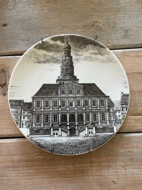 Oud bord porselein. Het stadhuis Maastricht. Schoonbrood., Ophalen