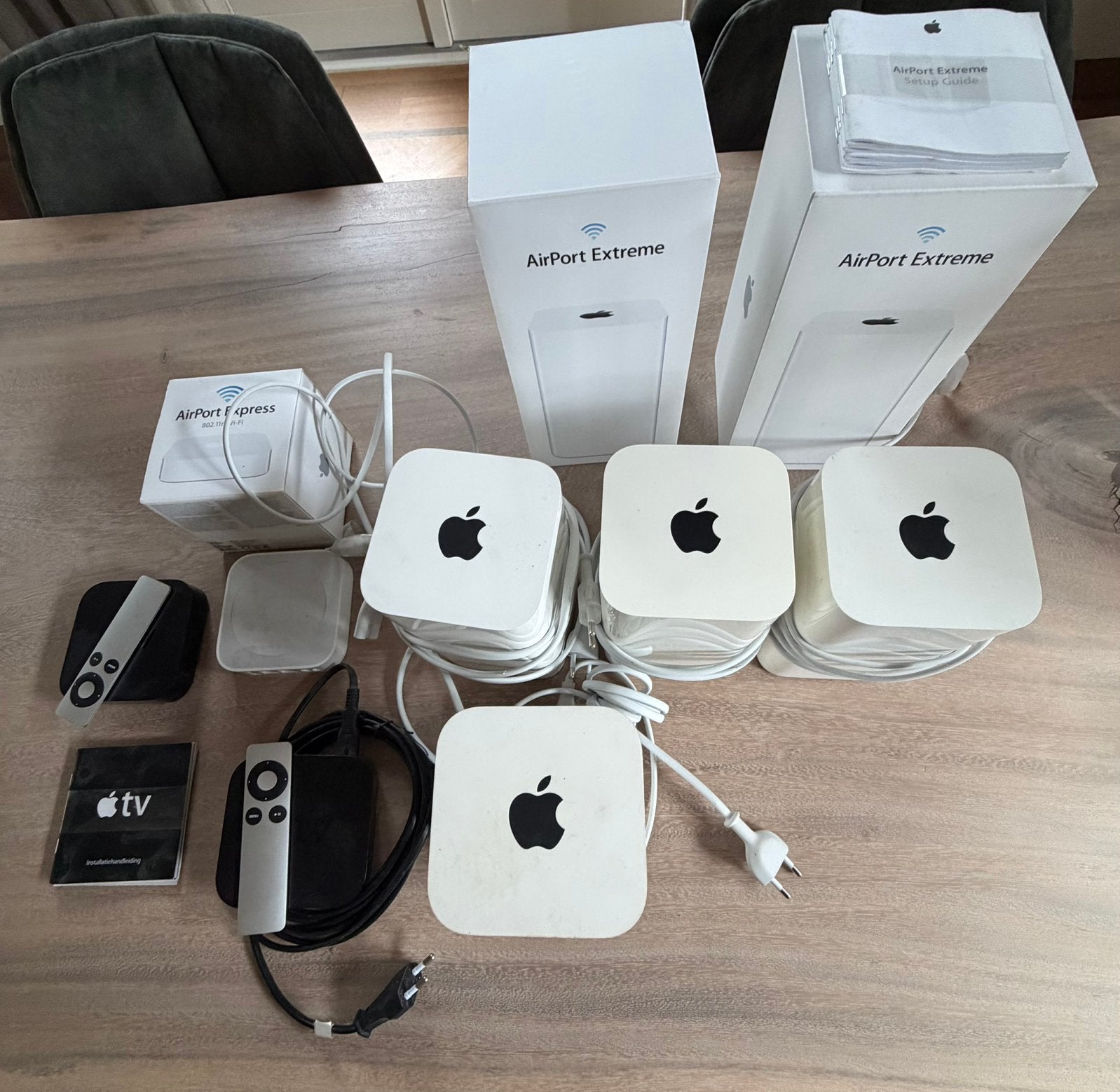 4 Airport Extreme, 2 Express, 2 Apple TV, Ophalen of Verzenden, Gebruikt, Router