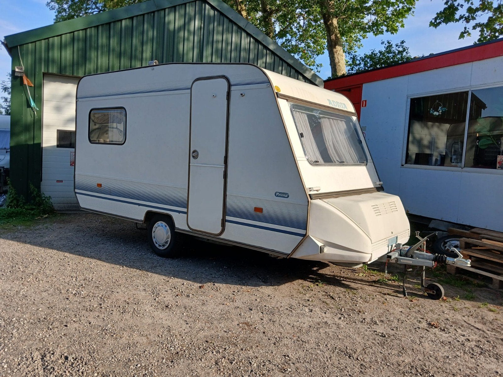 Zeer nette adria prima met kenteken, Treinzit, Dwarsbed, Adria, 500 - 750 kg