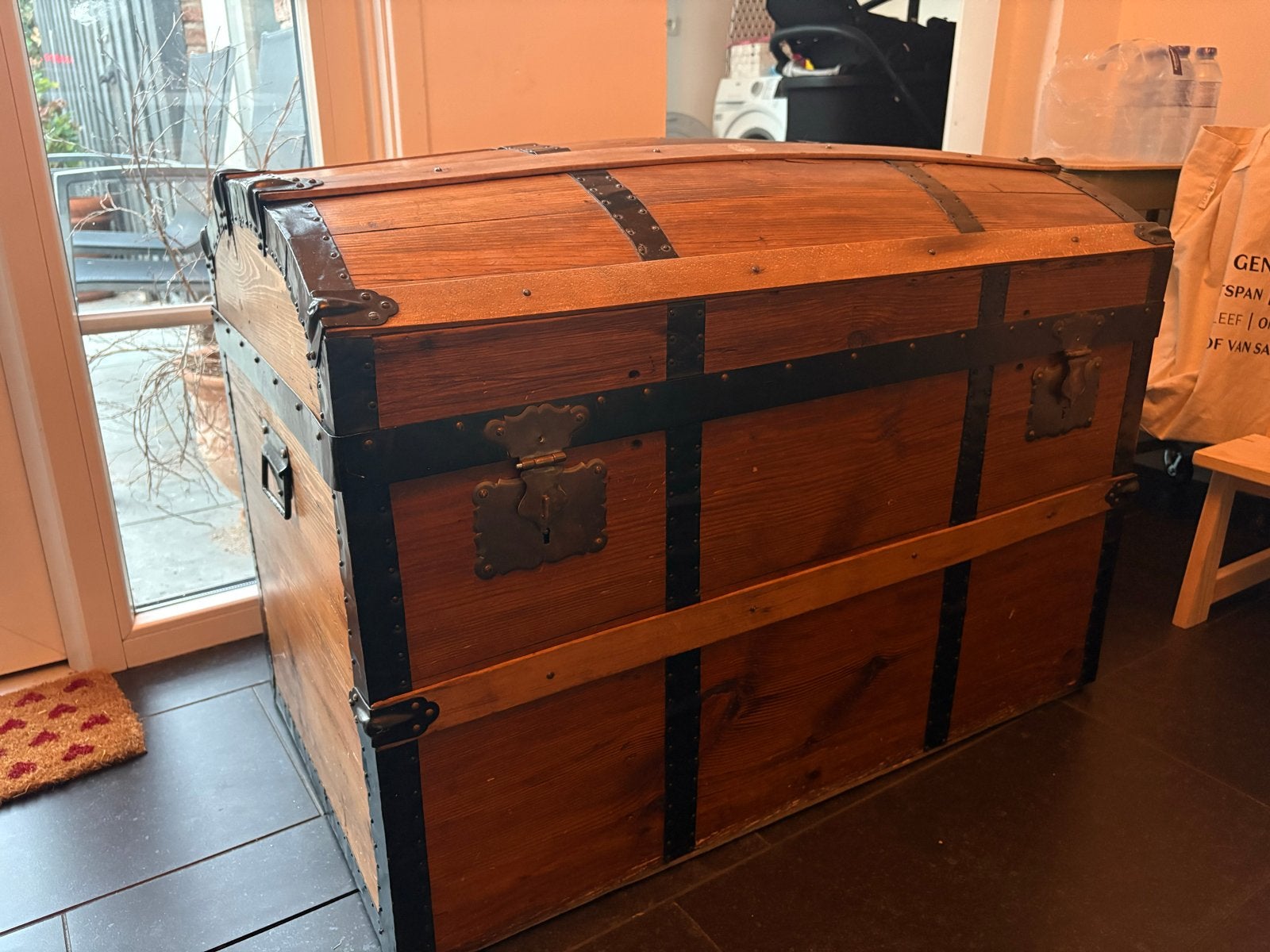 Antieke houten kist/koffer met metalen beslag, Ophalen