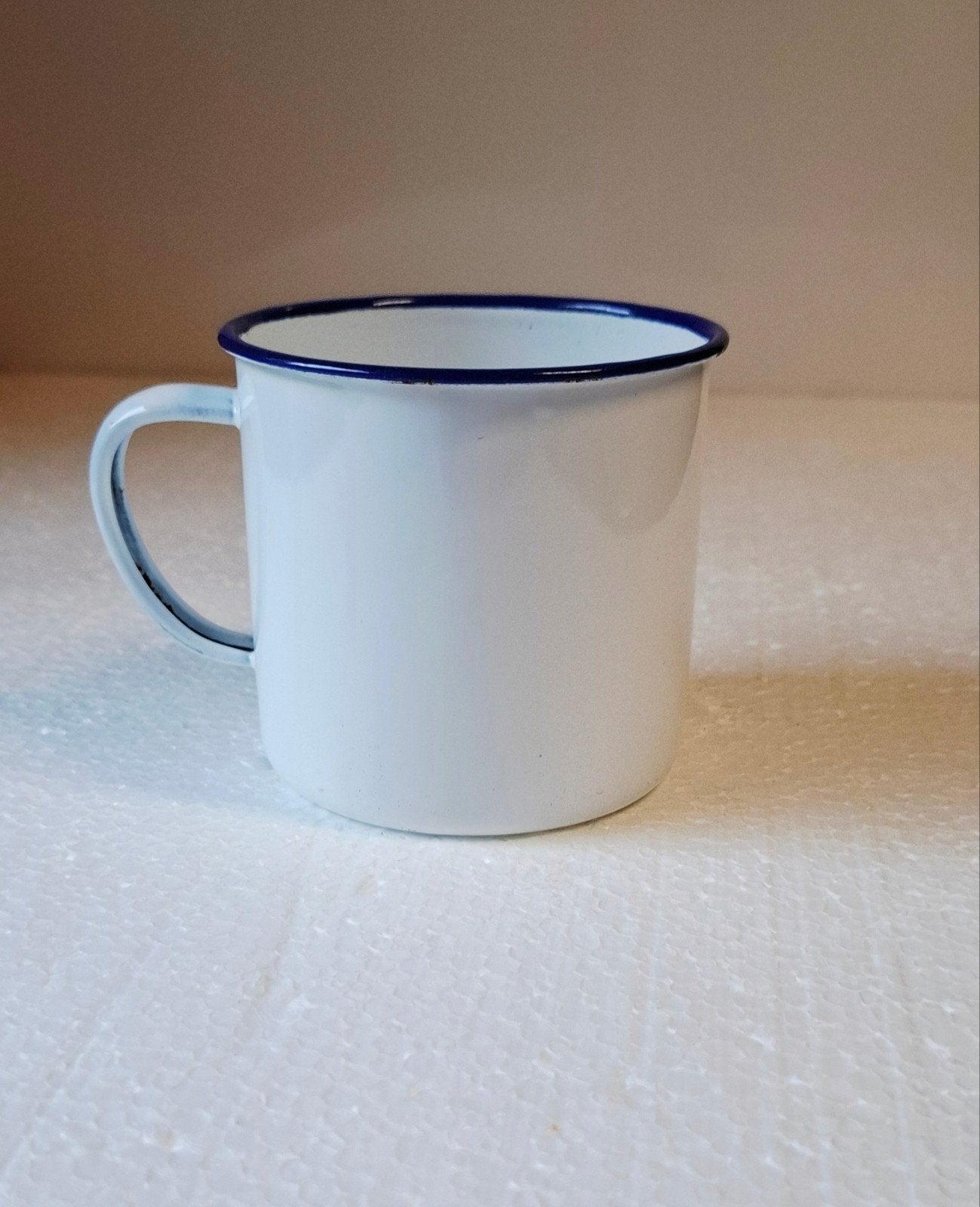 Vintage geëmailleerde mok - wit met blauwe rand, Antiek en Kunst, Ophalen of Verzenden