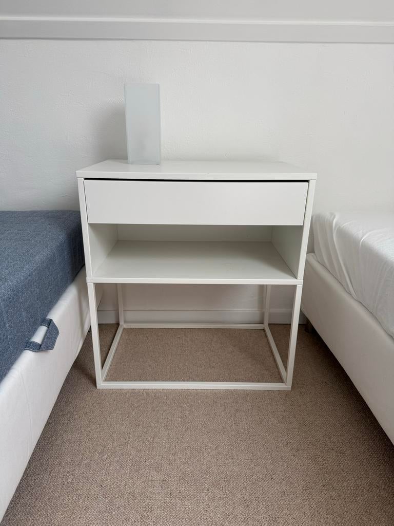 IKEA - Vikhammer nachtkastje wit - 60x65x38,5 cm, Ophalen, Zo goed als nieuw, 45 tot 65 cm, 55 tot 70 cm