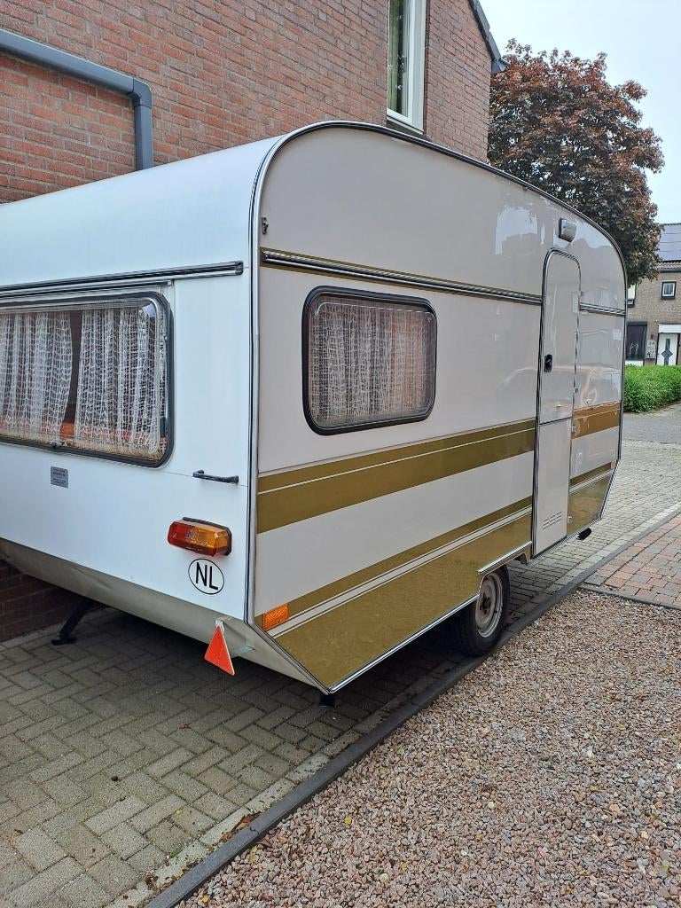 caravan, Caravans en Kamperen, Caravans, Particulier, tot en met 4, 500 - 750 kg, Rondzit, Eifelland, 2 aparte bedden, tot 4 meter