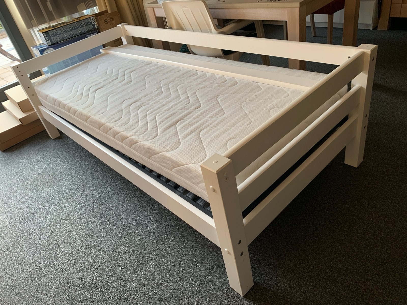 Wit eenpersoonsbed met lattenbodem en matras, Ophalen, 85 tot 100 cm, Zo goed als nieuw, Lattenbodem