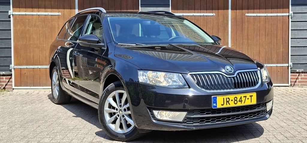 Skoda Octavia Combi 1.2 TSI Grt Amb Bns | Trekhaak | Bluetoo, Stof, Gebruikt, Euro 6, 4 cilinders