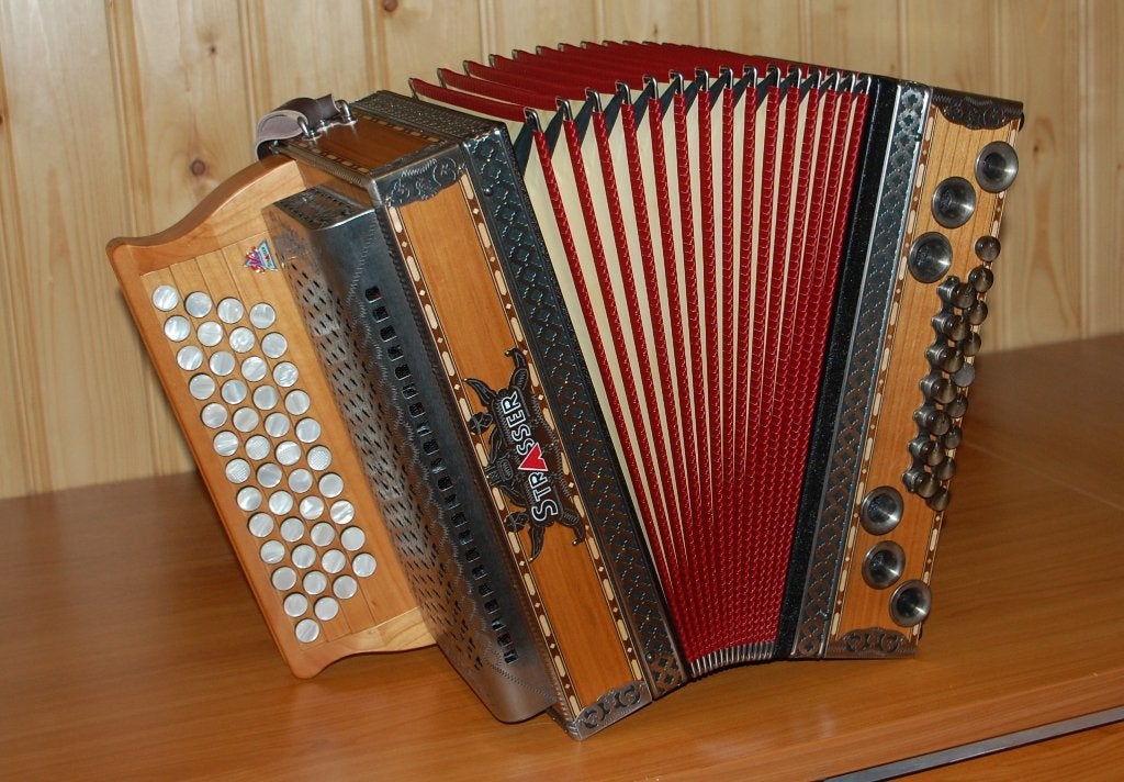 Strasser steirische harmonica GCFB  Nieuwstaat!!, Muziek en Instrumenten, Overige formaten, Met koffer, Zo goed als nieuw, Ophalen