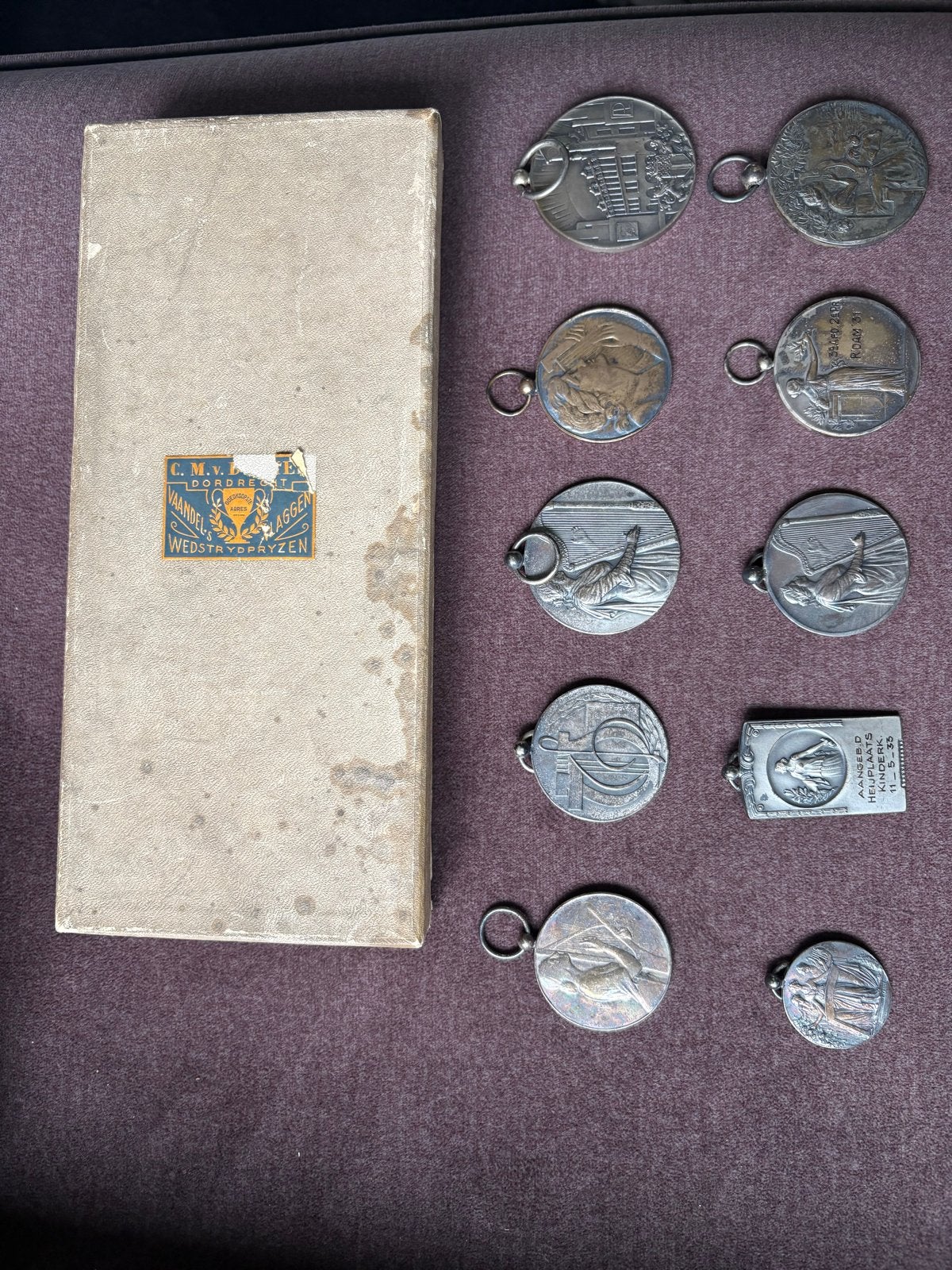 Collectie van 12 oude medailles in originele doos, Ophalen, Overige materialen, Nederland