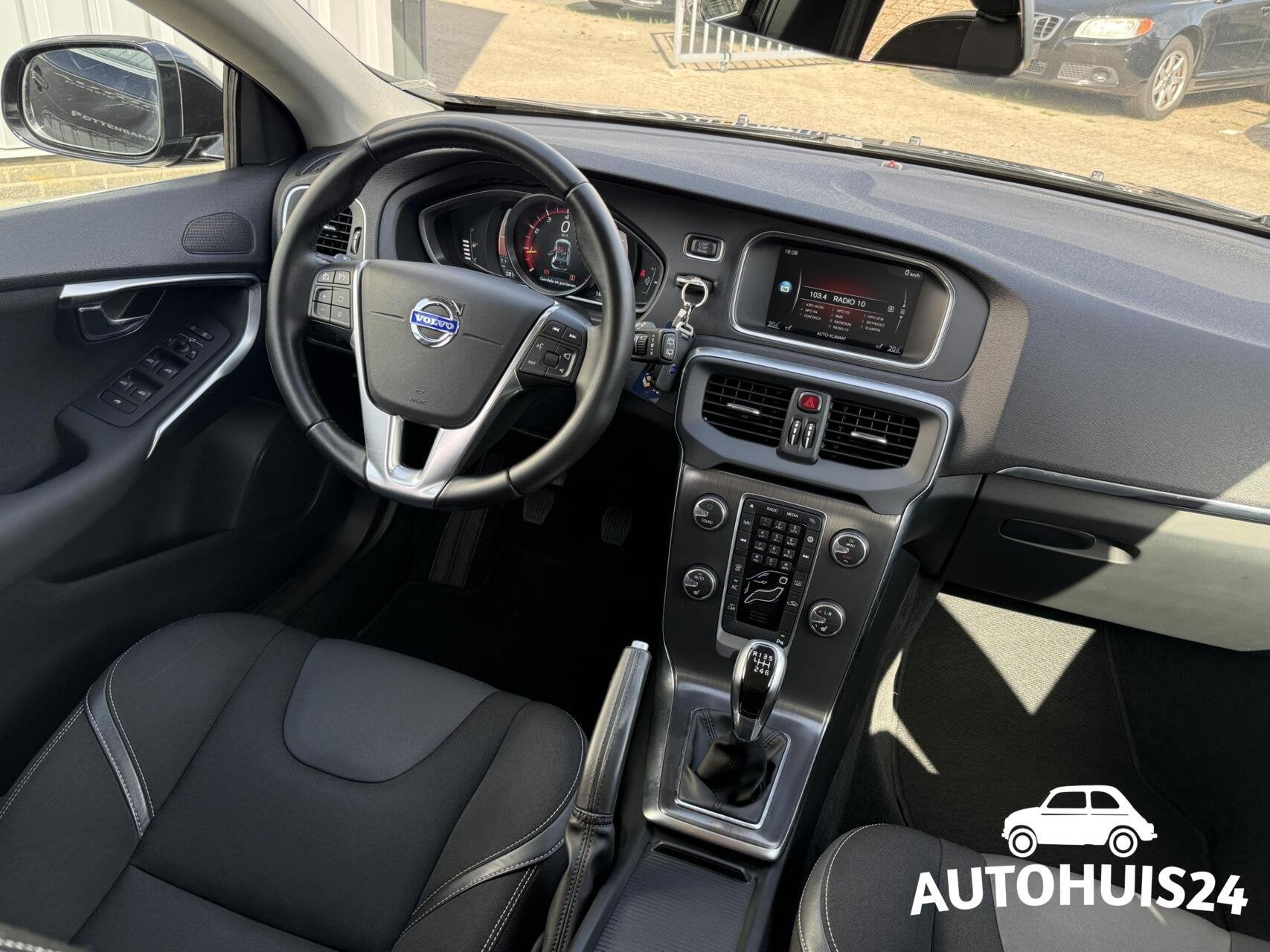 Volvo V40 1.6 T2 R-Design NL-AUTO|XENON|NAVI|DEALER ONDERH., Auto's, Volvo, Voorwielaandrijving, Stof, Gebruikt, Zwart