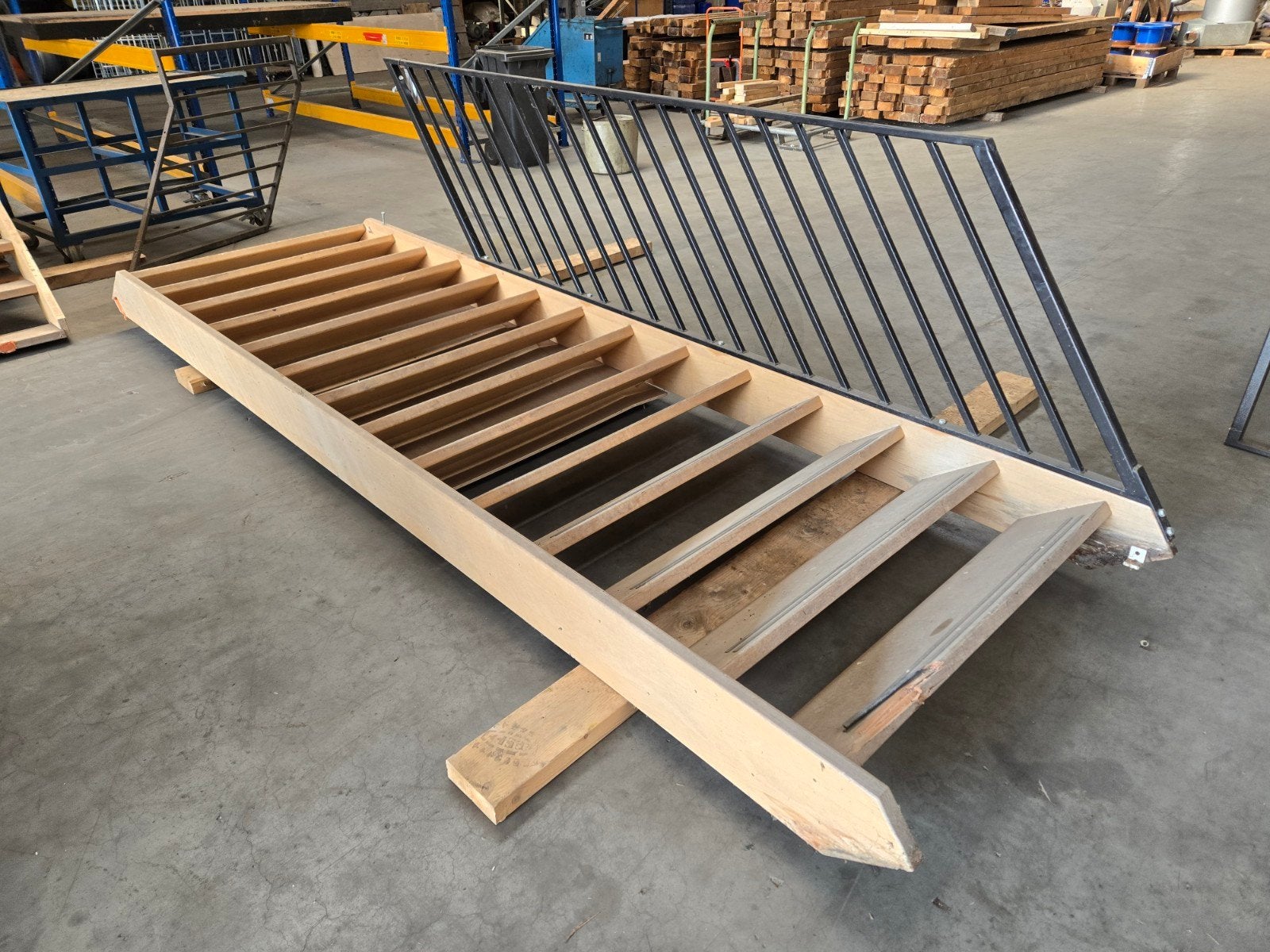 Hardhouten Steektrap met Leuning - 125cm breed, 252cm hoog, Ophalen, Gebruikt, Trap, 2 tot 4 meter