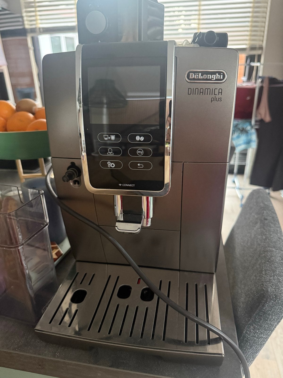 De'Longhi Dinamica Plus volautomatische espressomachine, Afneembaar waterreservoir, Espresso apparaat, 10 kopjes of meer, Zo goed als nieuw