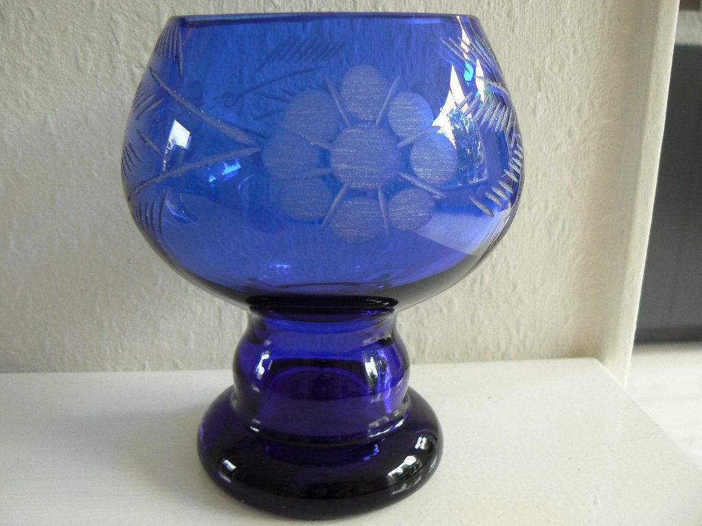 twee blauwe vaasjes, kristal.kobaltblauw geëtst en geslepen., Antiek en Kunst, Antiek | Glas en Kristal, Ophalen
