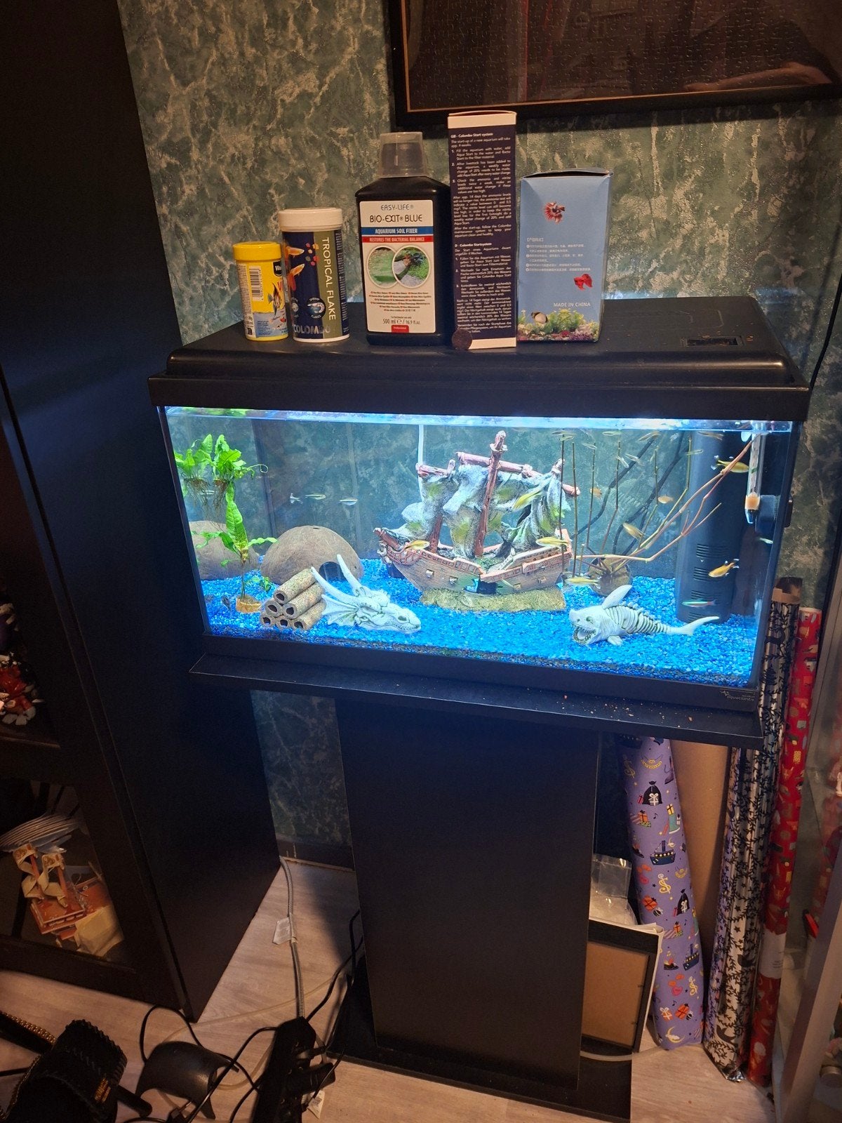 Te koop aquarium met kastje, Dieren en Toebehoren, Ophalen, Gevuld zoetwateraquarium