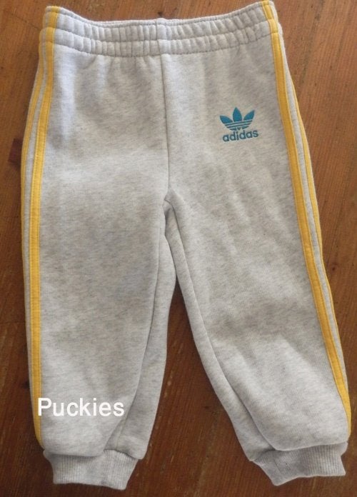 Grijze Adidas joggingbroek maat 80 NIEUW (10354) a, Kinderen en Baby's, Babykleding | Maat 80, Adidas, Broekje, Nieuw, Ophalen of Verzenden