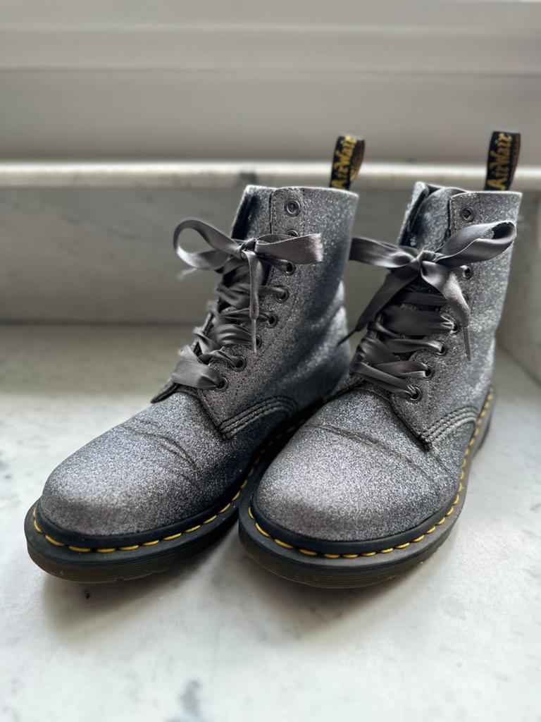 Dr. Martens boots maat 40 zilver glitter, Kleding | Dames, Schoenen, Overige kleuren, Lage of Enkellaarzen, Ophalen of Verzenden