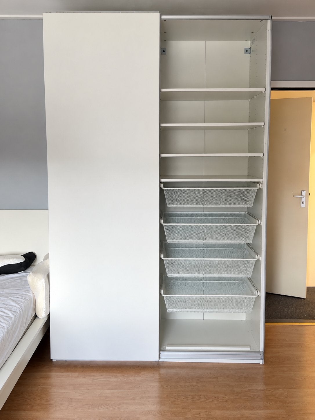 Witte kledingkast met schuifdeuren en opbergruimte, Huis en Inrichting, Ophalen, Gebruikt, 100 tot 150 cm, 200 cm of meer