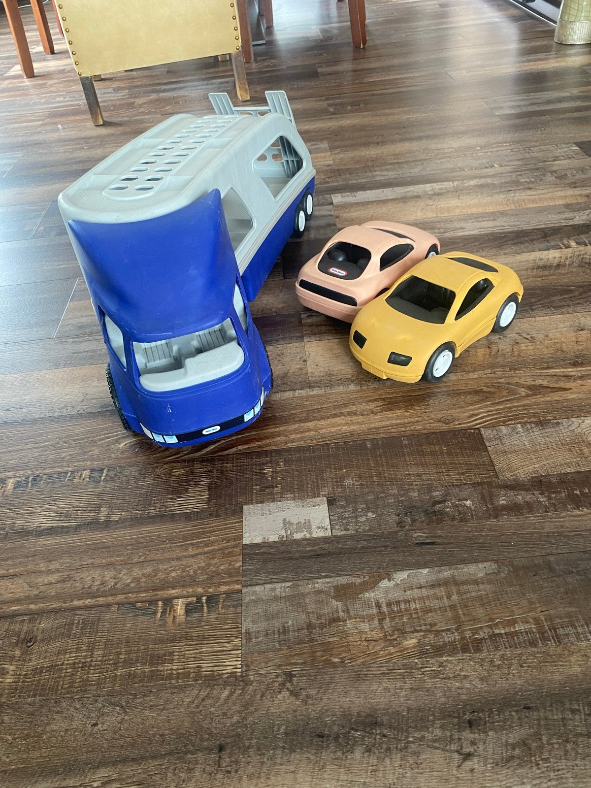 Little Tikes Autotransporter met 2 auto's, Kinderen en Baby's, Speelgoed | Speelgoedvoertuigen, Ophalen of Verzenden, Gebruikt