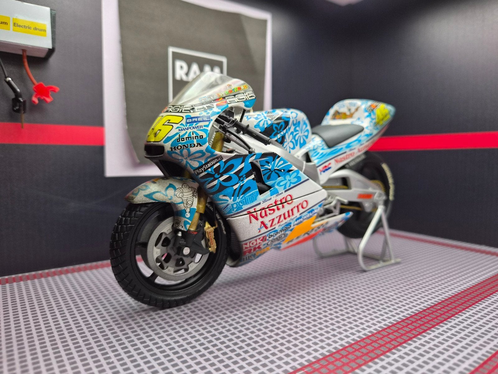 1/12 2001 Valentino Rossi Honda NSR 500 Mugello (dirty), Ophalen of Verzenden, Zo goed als nieuw, 1:9 t/m 1:12, Motor