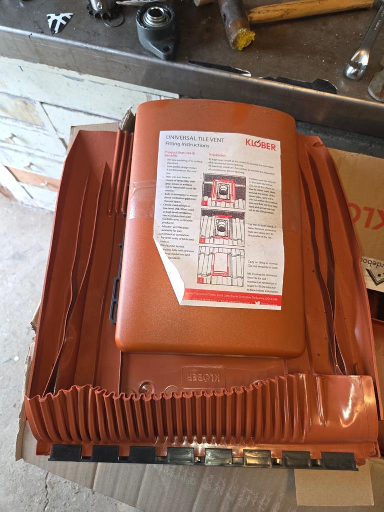 Klober universele lage ventilatiepan ROOD met 100mm adapter, Kunststof, Overige typen, Nieuw, Ophalen of Verzenden
