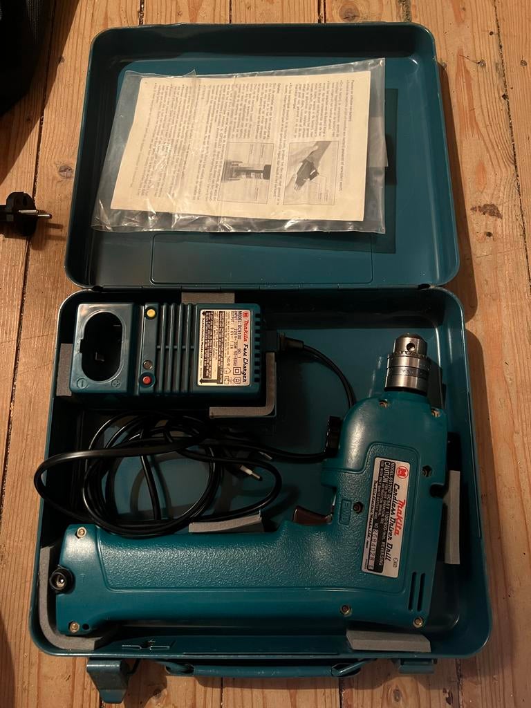 Makita 6012HD Accuboormachine met lader en koffer, Doe-het-zelf en Verbouw, Gereedschap | Boormachines, Variabele snelheid, Ophalen of Verzenden