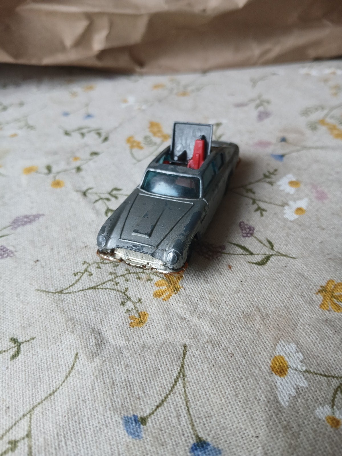 James Bond Aston Martin.  Husky, Hobby en Vrije tijd, Modelauto's | Overige schalen, Ophalen of Verzenden, Gebruikt, Auto