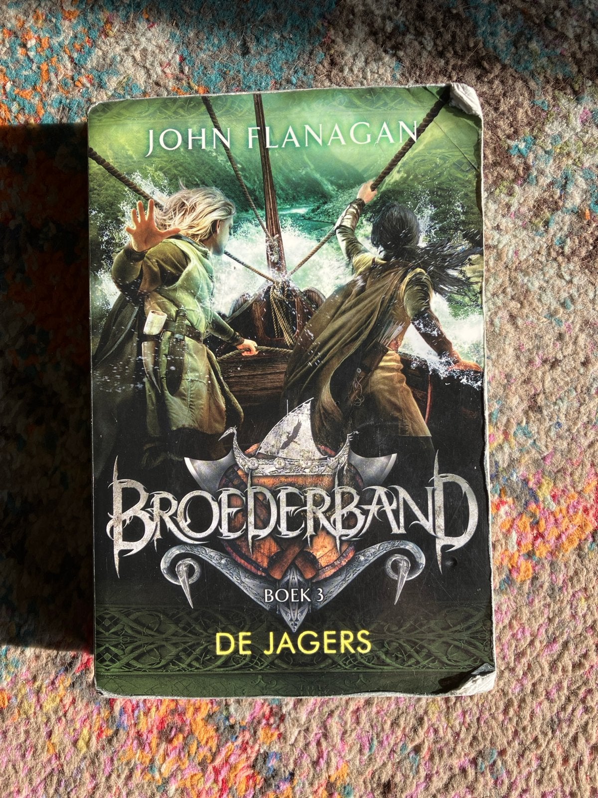 Broederband Boek 3: De Jagers - John Flanagan, Ophalen of Verzenden, Gelezen