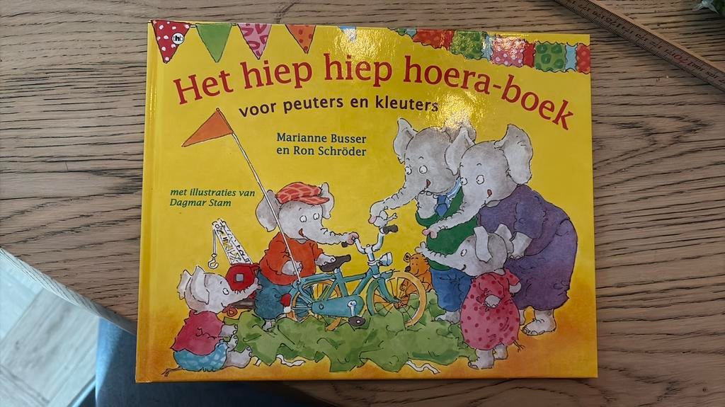 NIEUW! M. Busser - het hiep hiep hoeraboek, Ophalen of Verzenden, Zo goed als nieuw