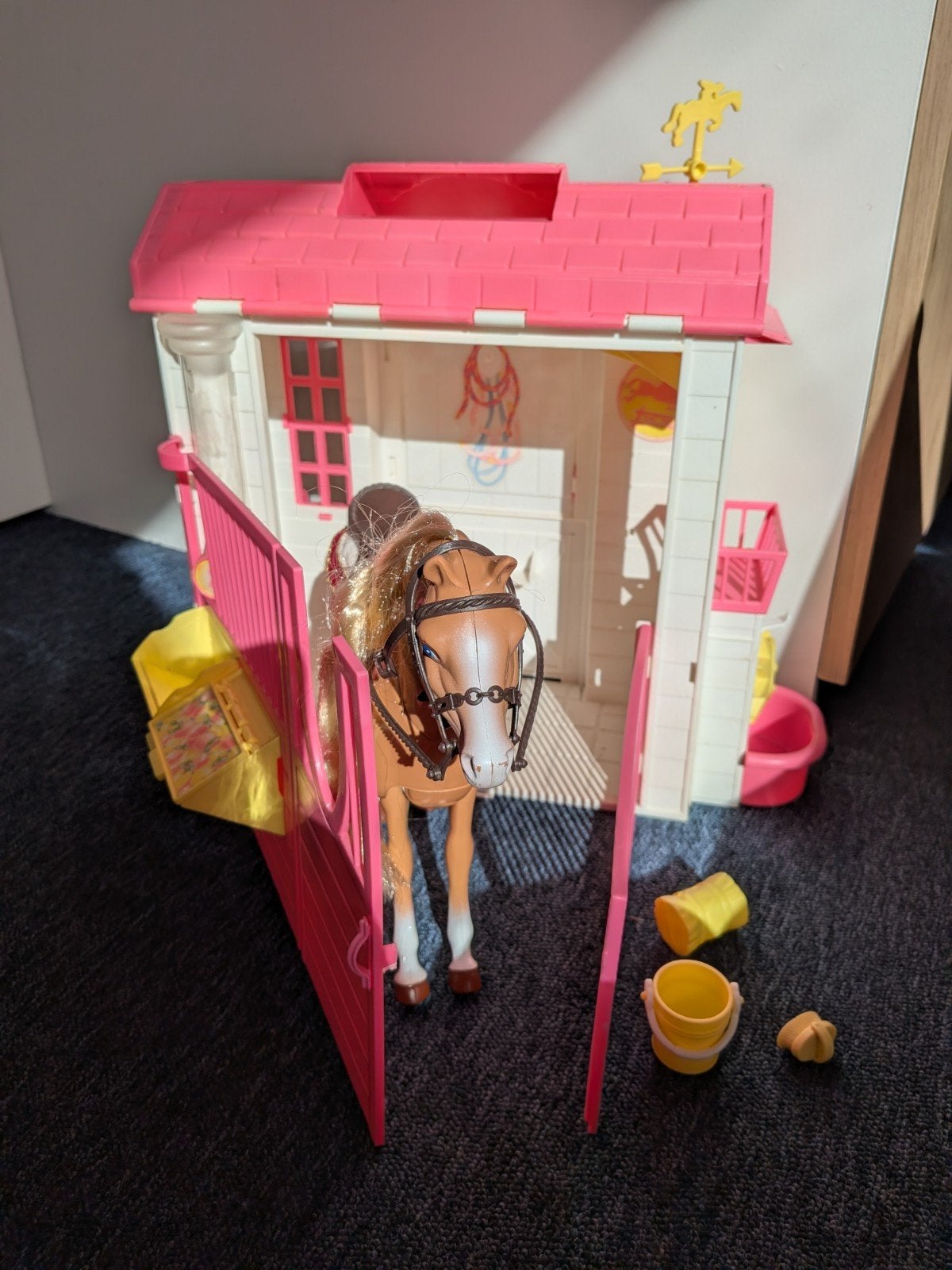 Barbie stal, fun en play 1995, Ophalen, Gebruikt, Toebehoren