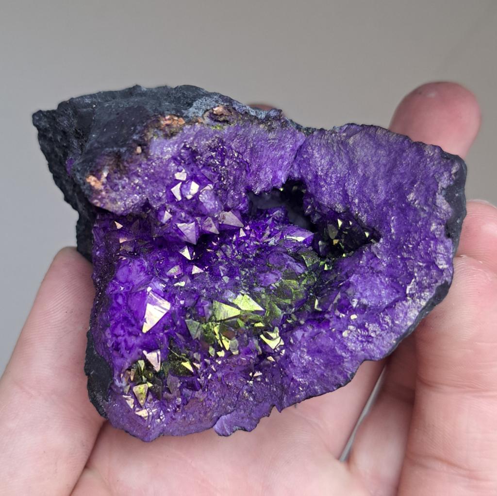 Grote kristal geode paarse Bergkristal edelsteen verzameling, Verzamelen, Ophalen of Verzenden