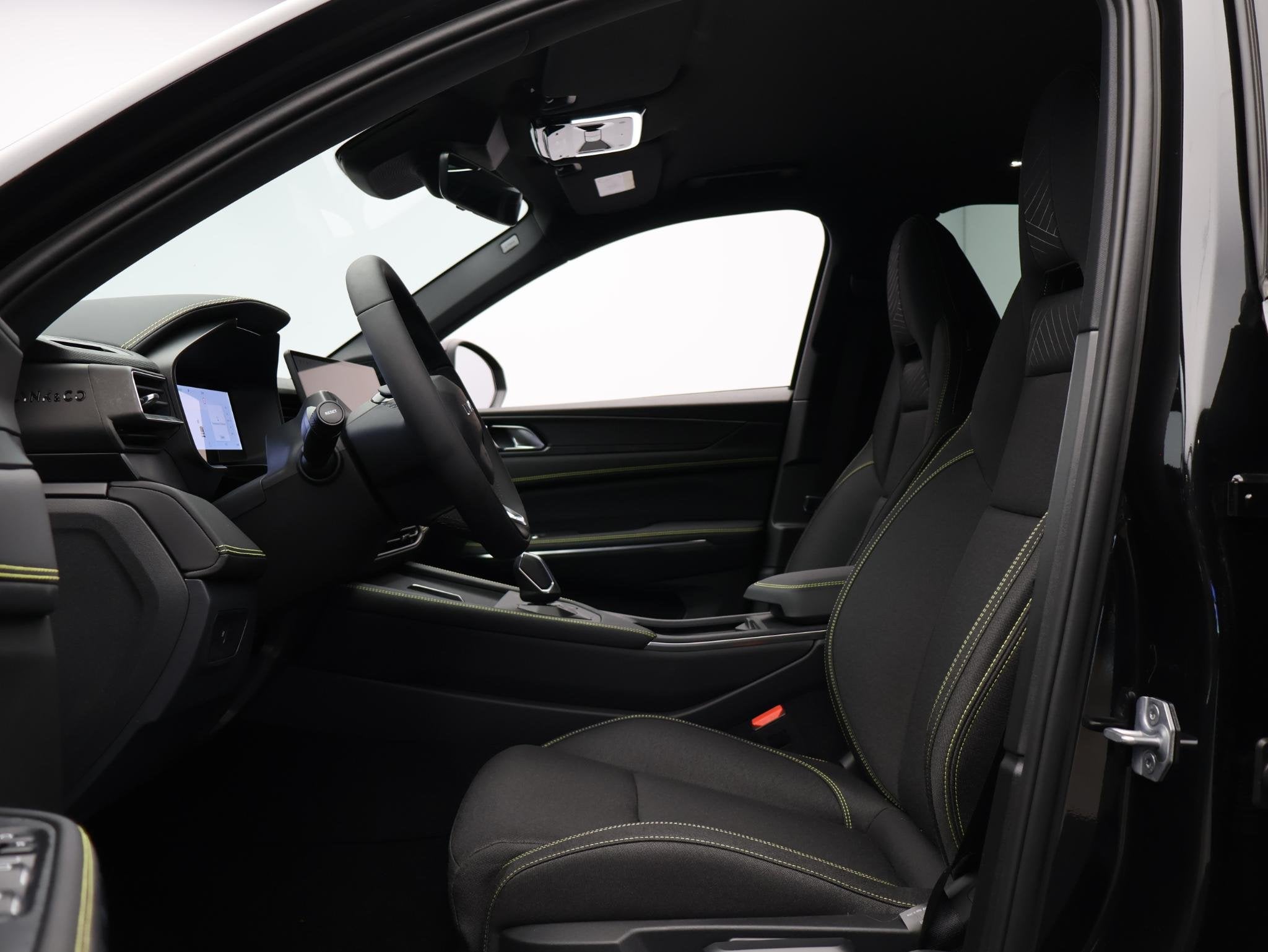 Lynk & Co 01 1.5 Core Black Edition! GRATIS TREKHAAK ACTIE!, Auto's, Euro 6, 4 cilinders, Alcantara, Zwart