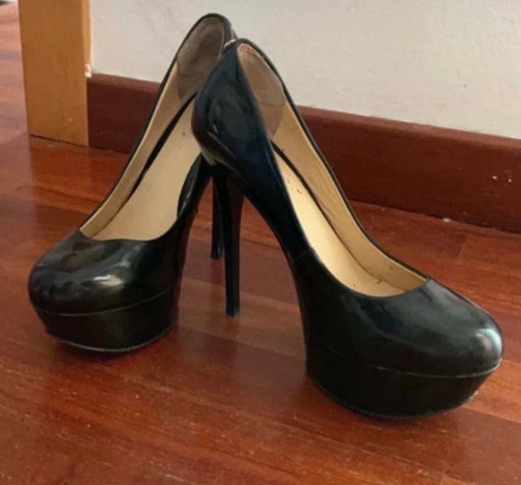 Zwarte lakleren Guess pumps met plateauzool maat 37, Ophalen of Verzenden, Zo goed als nieuw, Zwart, Pumps