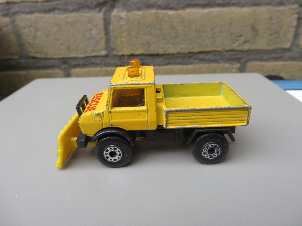Matchbox Mercedes-Benz Unimog Rescue Snowplough, Ophalen of Verzenden, Gebruikt, Bus of Vrachtwagen