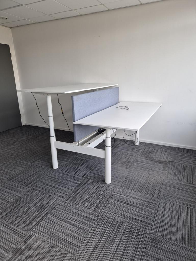 Modern Wit Duo Zit-Sta Bureau met Scheidingswand, Elektrisch, Spaanplaat of MDF, Ophalen of Verzenden, Zo goed als nieuw