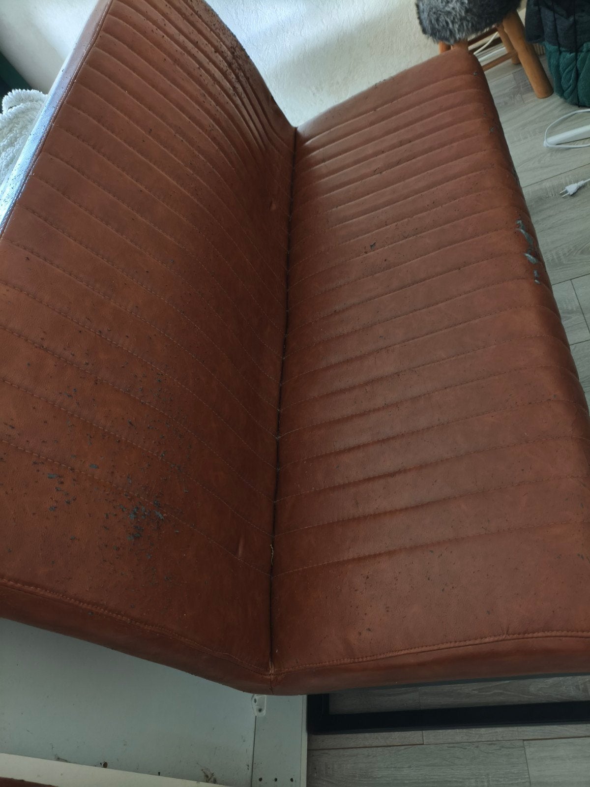 2 eetkamerstoelen + bankje (kattenbeschadiging) - Gratis, Huis en Inrichting, Stoelen, Ophalen, Gebruikt, Twee, Bruin