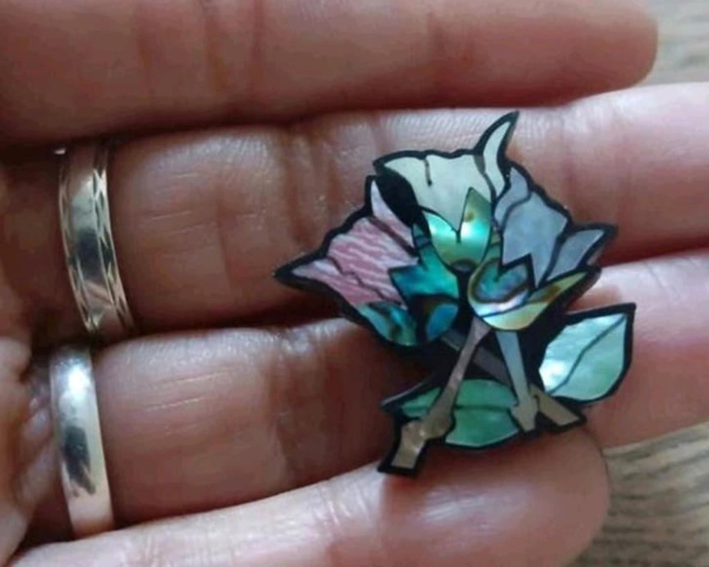 Vintage broche Abalone boeket, Ophalen of Verzenden, Zo goed als nieuw, Overige kleuren, Overige materialen