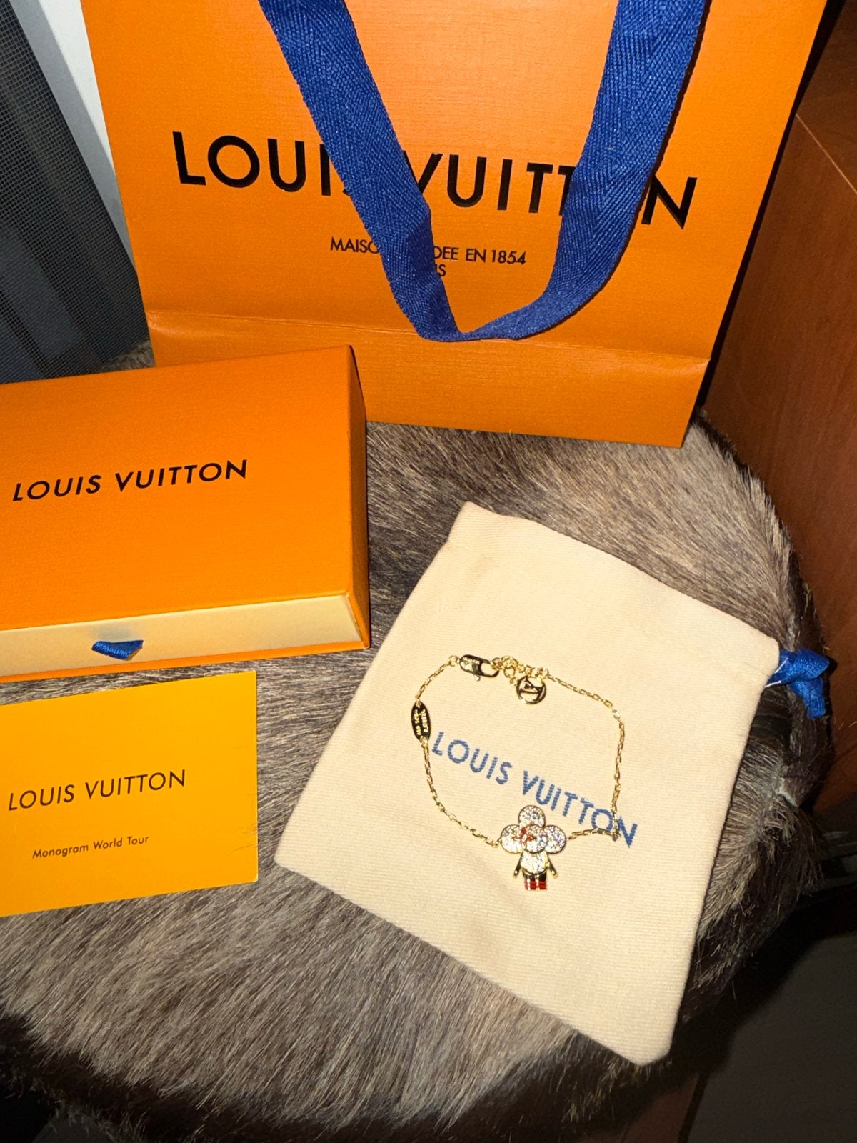 Louis Vuitton armband nieuw met doos, Overige materialen, Nieuw, Ophalen of Verzenden, Goud