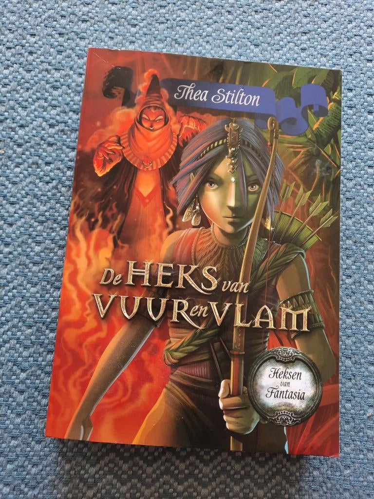 Thea Stilton - De Heks van Vuur en Vlam (Paperback), Ophalen of Verzenden, Zo goed als nieuw, Thea Stilton, Fictie