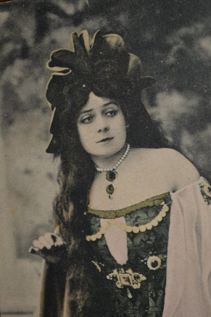 frankrijk 1907 vrouw heel lang haar kostuum sieraden, Ophalen of Verzenden, Voor 1920, Gelopen, Sterren en Beroemdheden