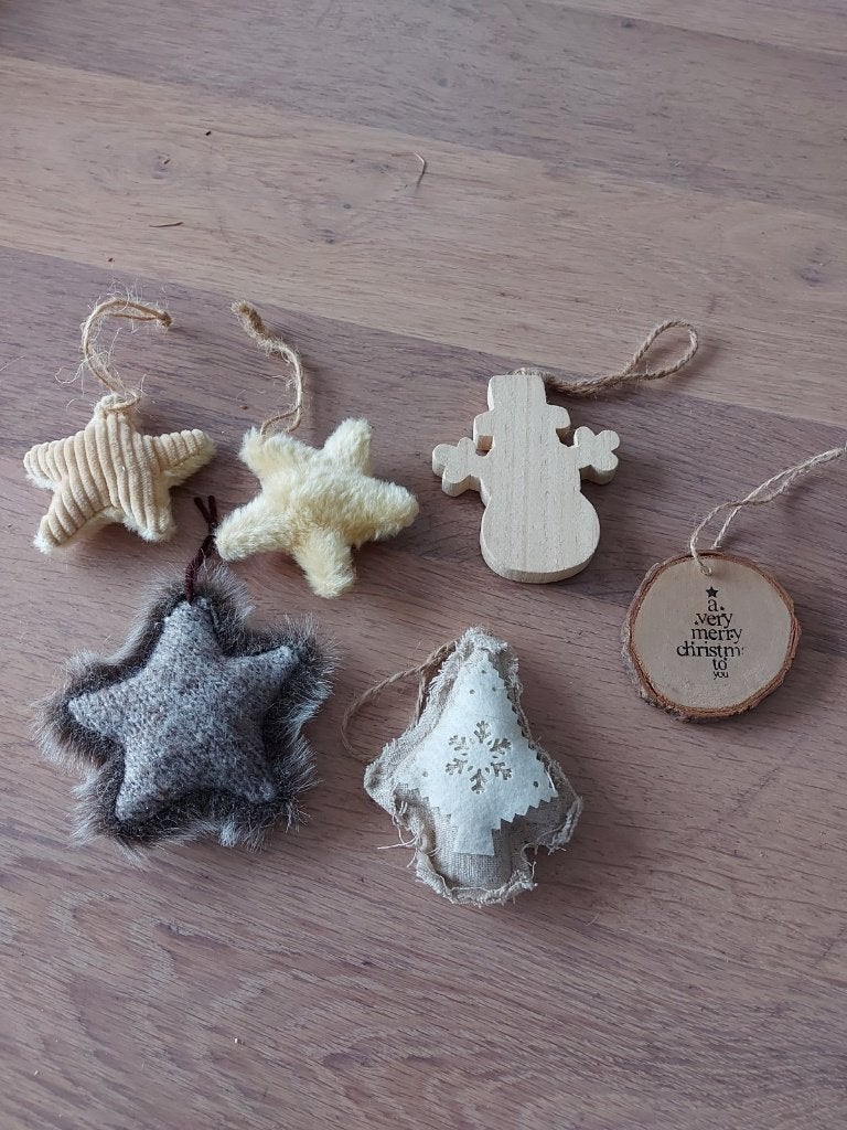 6 landelijke kerstboomhangers - hout, stof en sterren, Diversen, Kerst, Ophalen of Verzenden, Zo goed als nieuw