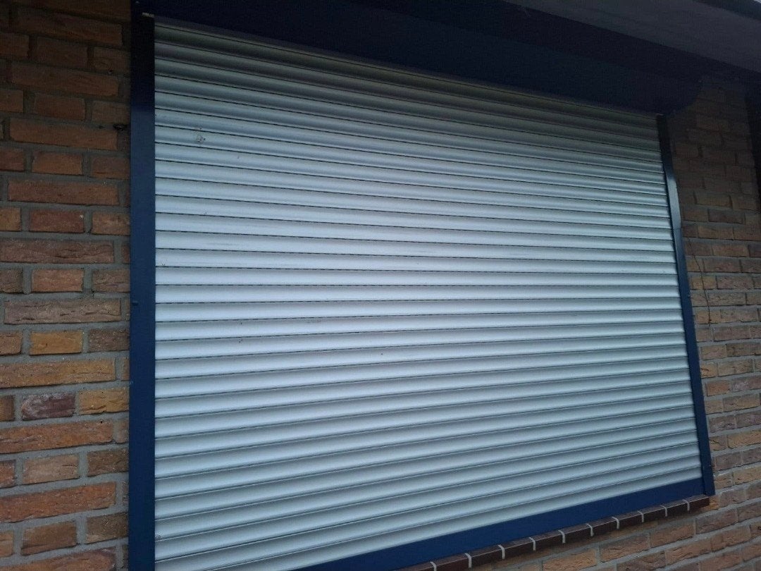 Twee elektrische rolluiken - Grijs met blauw frame, Doe-het-zelf en Verbouw, Gebruikt, 150 tot 200 cm, Ophalen of Verzenden, Grijs