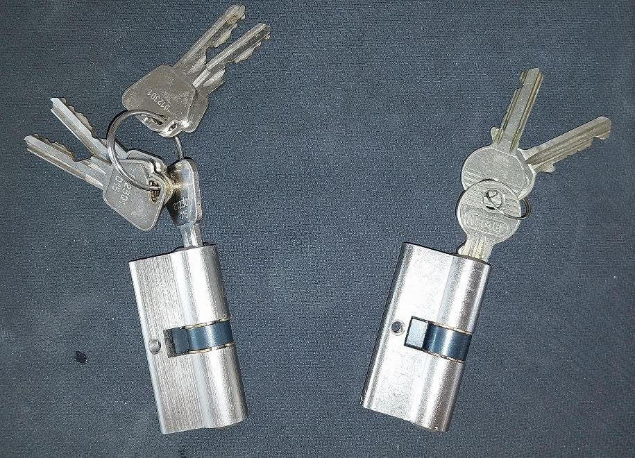 Set van 2 Cilindersloten SKG** Mauer + Nemef en 8 sleutels, Ophalen of Verzenden, Zo goed als nieuw, Rvs, Slot