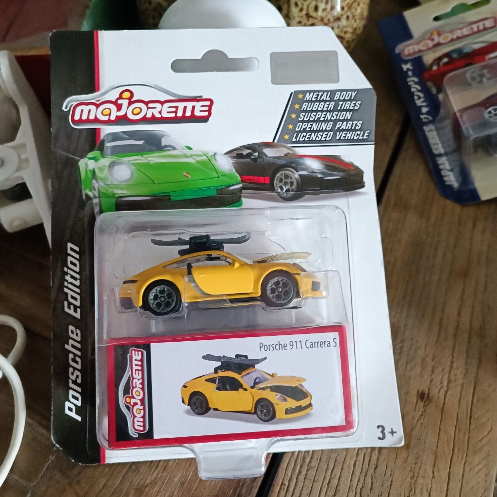 majorette porsche edition porsche 911 carrera geel met surfp, Hobby en Vrije tijd, Modelauto's | Overige schalen, Ophalen of Verzenden