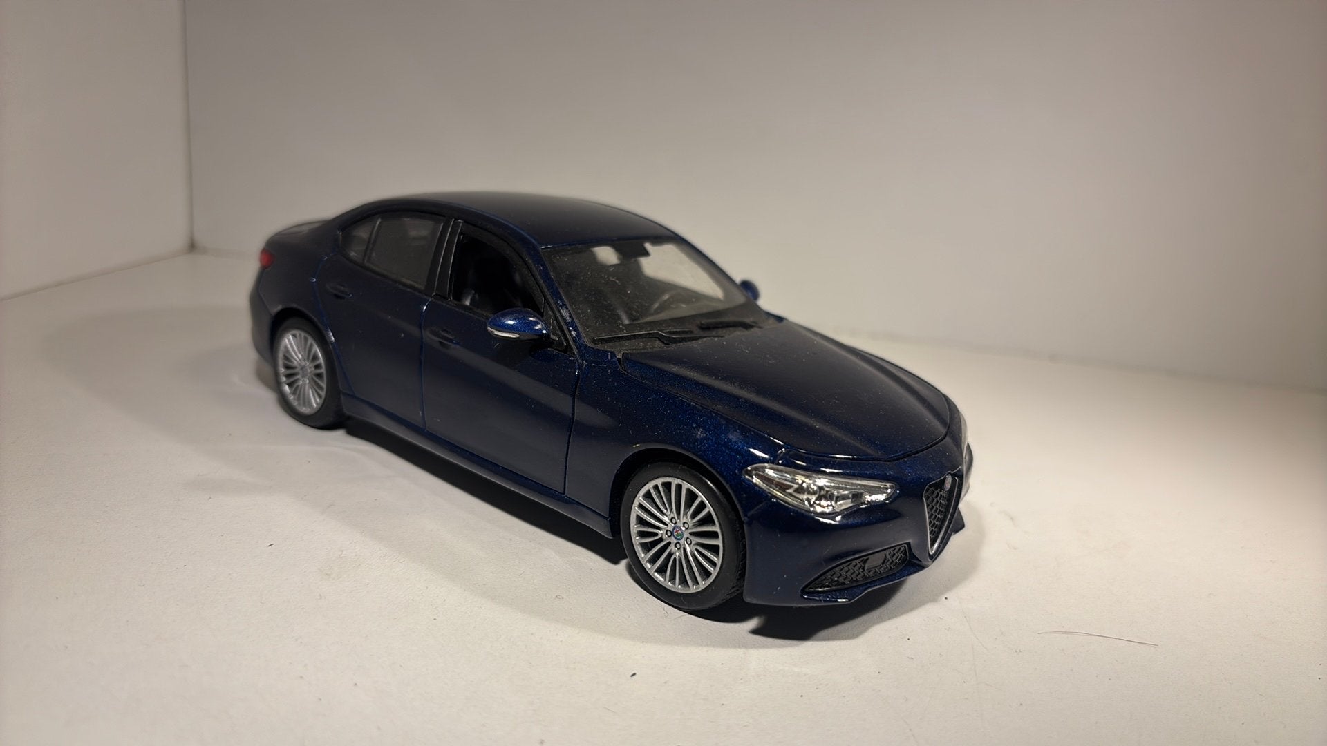 Alfa romeo guilia bburago 1.24, Ophalen of Verzenden, Bburago, A, A