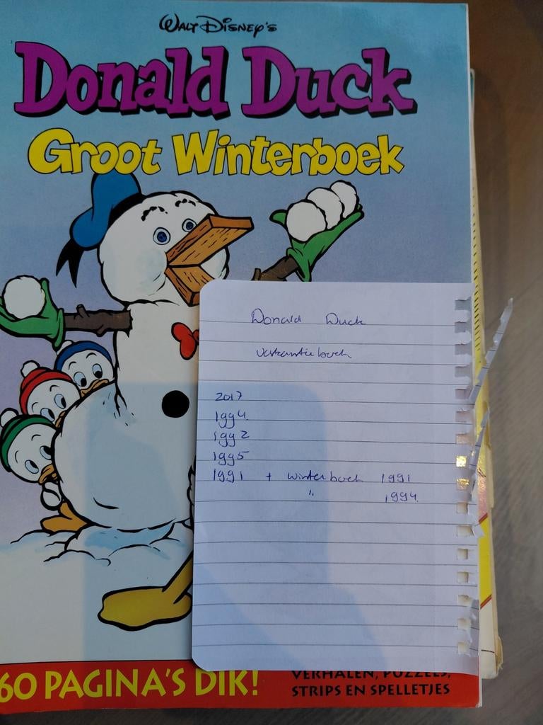 Donald duck vakantie boek en winterboek, Verzamelen, Diddl, Ophalen of Verzenden, Verschillende figuren, Zo goed als nieuw, Papier, Kaart of Schrift