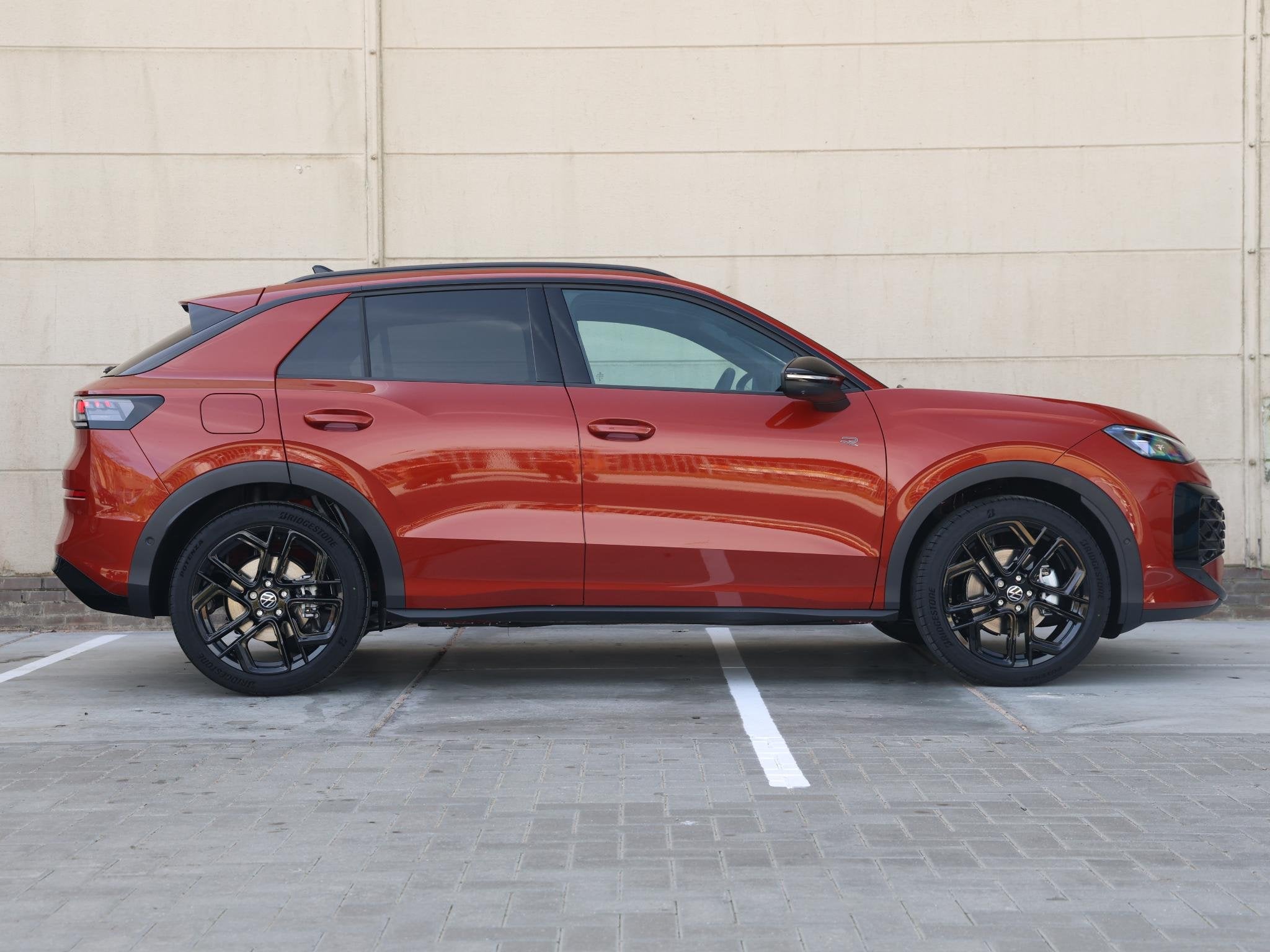 Volkswagen T-Roc R-Line First Edition 1.5 eTSI 150 PK | Navi, Auto's, Volkswagen, 4 cilinders, 150 pk, Origineel Nederlands, Bedrijf