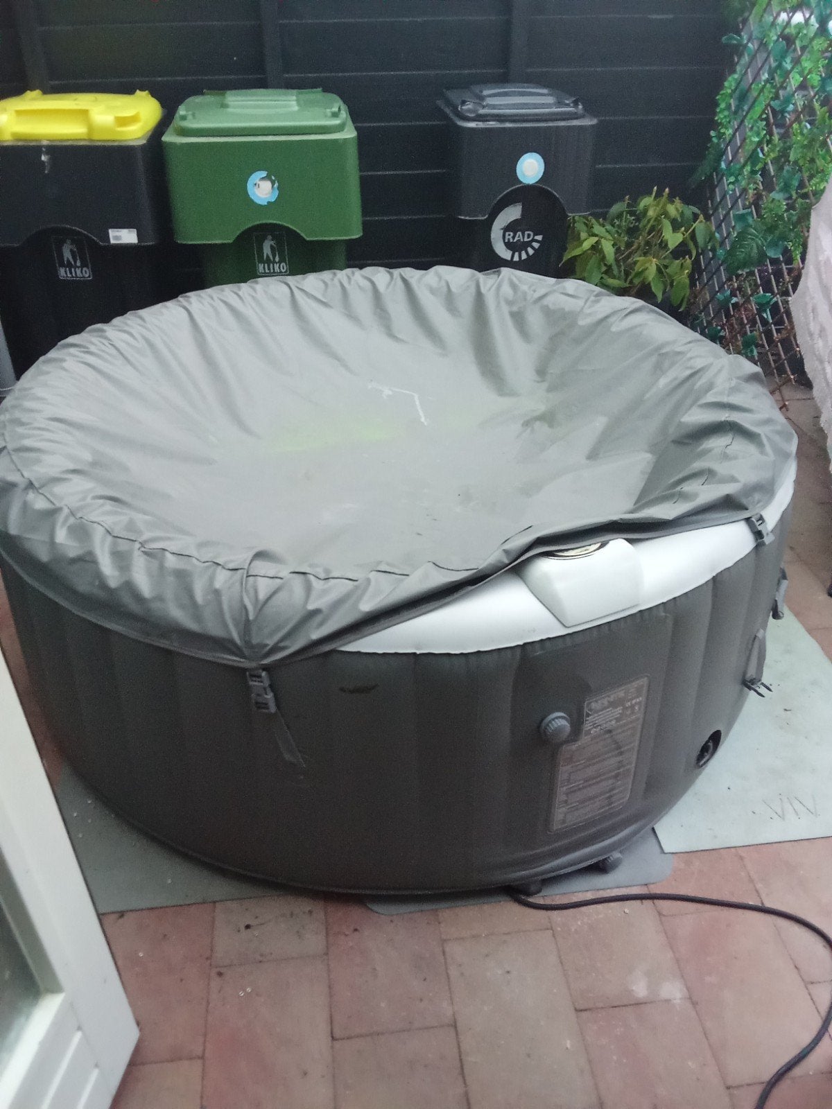 Infinite Spa Opblaasbare Jacuzzi met Afdekzeil en Pomp, Tuin en Terras, Bubbelbaden en Hottubs, Ophalen, Gebruikt, Filter, Opblaasbaar