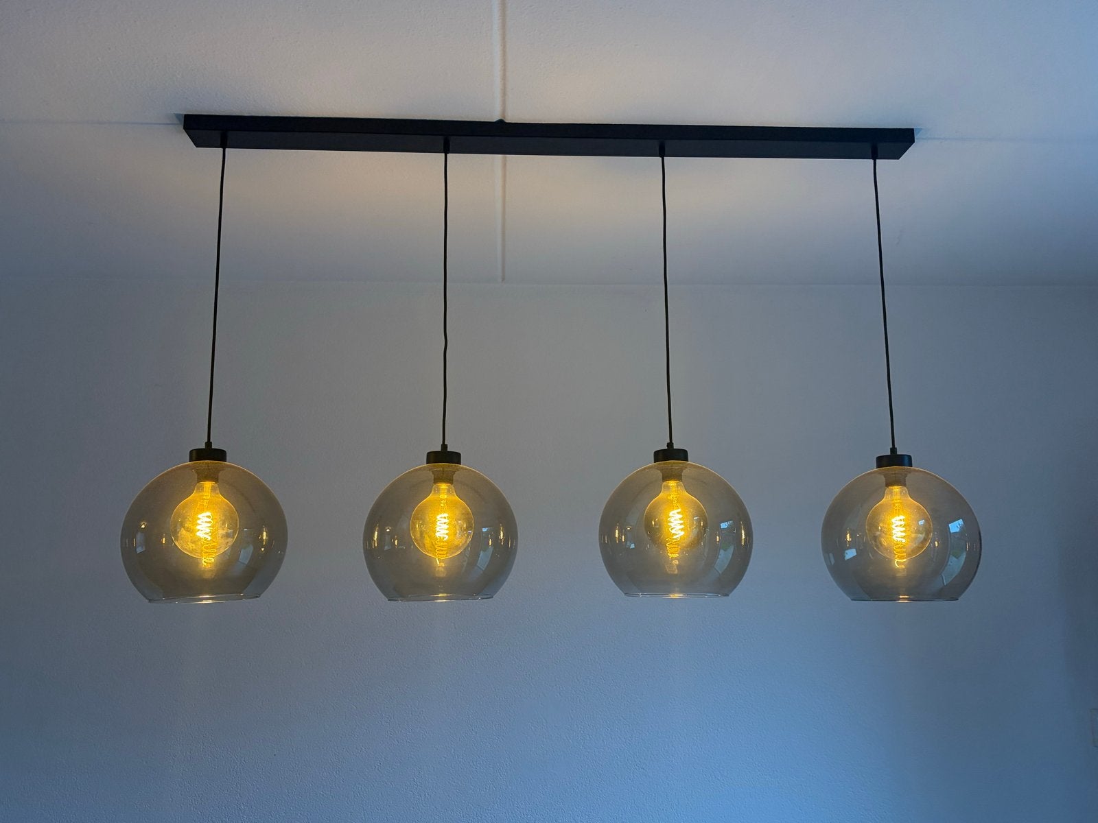 Moderne hanglamp met 4 smokeglas bollen, Ophalen, Zo goed als nieuw, Glas, E27 (groot)